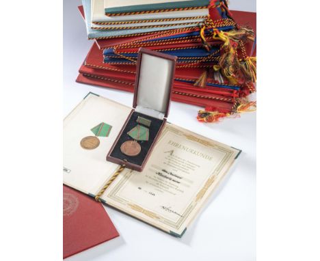 Medaille für Vorbildlichen Grenzdienst, Medaille mit Verleihungsnummer "1936" im Verleihungsetui, mit Verleihungsurkunde 1954