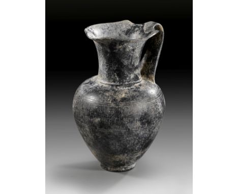 Etruskische Kleeblattkanne. 625 - 575 v. Chr. H 23,2cm, ø Körper 15cm. Bucchero sottile mit feinem Stichel- und Ritzdekor. In