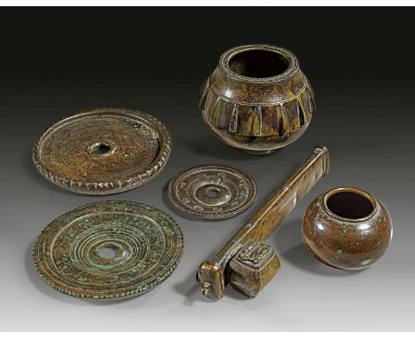 Sammlung islamischer Bronzegegenstände. a) Gerippter Mörser, osmanisch, 14. - 15. Jh. H 9,5cm. b) Kleiner kugeliger Möser. H 