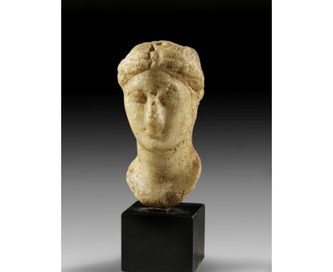 Kopf einer Ptolemäerin, wohl Arsinoe III. (220 - 204 v. Chr.). H 12,3cm. Weißer, feinkristalliner Marmor. Hinten nicht ausgea