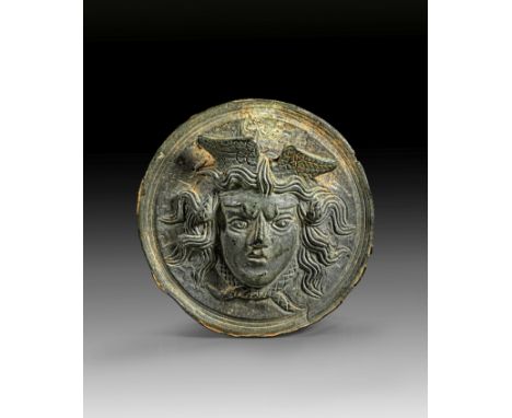 Phalera mit Gorgoneion. Römisch, 2. Jh. n. Chr. ø 7cm. Runder, leicht konvexer Tondo mit dreifachem Kreisrahmen. Auf der Vord