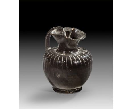 Apulische Oinochoe. Ende 4. - frühes 3. Jh. v. Chr. H 11,7cm, ø Körper 9,4cm, ø Ringfuß 5,4cm. Kanne der Form 2 mit Glanzton 