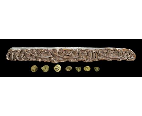 Konvolut islamischer Stempel. a) Stempel aus Holz (L 39,5cm), grau und weißlich bemalt mit arabischer Schrift. b) Dazu sieben