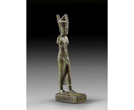 Bronzestatuette der Neith. Saitische Zeit, 26. Dynastie, ca. 664 - 525 v. Chr. H 19cm. Vollguss. Statuette auf einem Sockel i