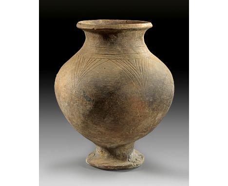 Frühetruskischer Holmos. 2. Hälfte 8. bis frühes 7. Jh. v. Chr. H 26cm, ø Körper 22,2cm. Braunes Impasto mit eingedrücktem Sc