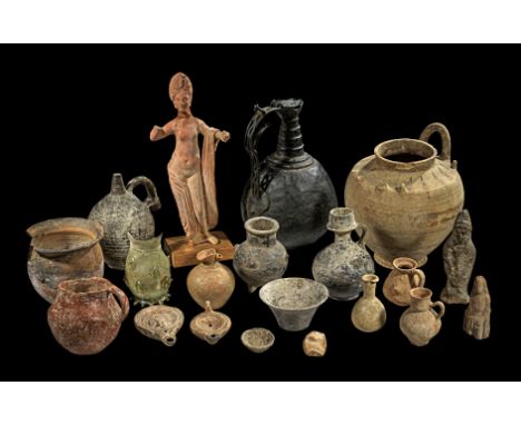 Sammlung überwiegend antiker Objekte. 12 Keramikgefäße, darunter ein Dreifußtopf der Yortan-Kultur (H 11,4cm), ein großer mes