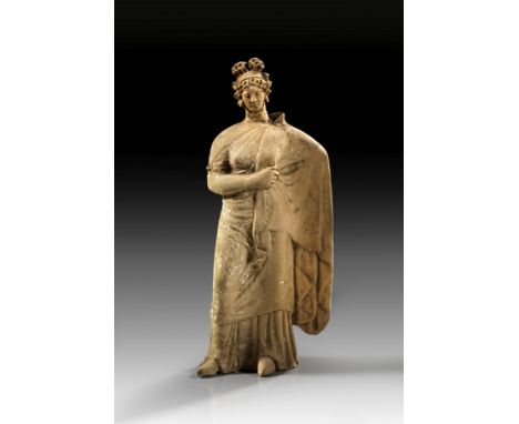 Frau im Mantel. Magna Graecia, 4. Jh. v. Chr. H 25,4cm. Hellbrauner, leicht grünlicher Ton, geringe Reste weißer Engobe. Matr