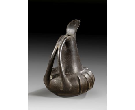 Frühetruskische Kegelhalskanne. 2. Hälfte 8. bis frühes 7. Jh. v. Chr. H 29,6cm, ø Körper 20,7cm. Dunkelbraunes Impasto mit D