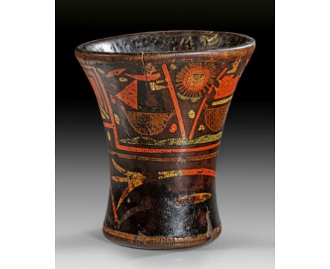 Keru-Becher. Koloniale Zeit, nach 1532 n. Chr. H 14,2cm, ø 13cm. Massives Holz mit Bemalung in Hellrot, Grün und Beige. Konis
