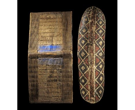 Zwei Schilde. Topoke und westliche Mono / Ngata / Kundi, beide D. R. Kongo. a) 108,5 x 53cm. Holz, Leder, Korbgeflecht. Topok