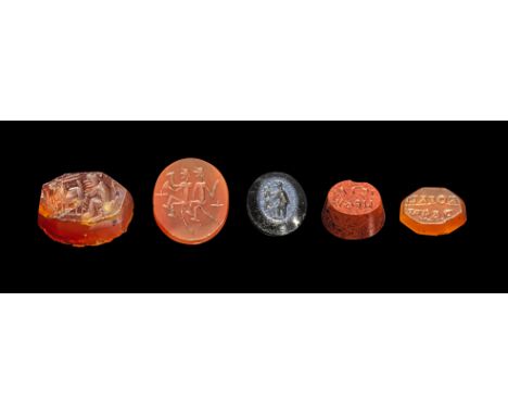 Sammlung Gemmen. Römisch, 1. - 3. Jh. n. Chr. a. B 1,4cm. Aus Karneol. Achteckige Gemme, auf dem querovalen Intaglio bukolisc