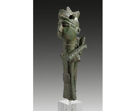 Nuraghisches Idol. Sardinien, 8. - 7. Jh. v. Chr. H 10,4cm. Vollguss. Figur eines Mannes mit gehörntem Helm mit hochgeklappte