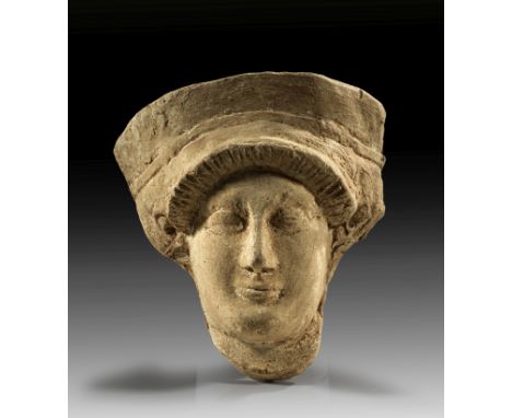 Frauenkopfprotome mit Polos. Magna Graecia, 1. Hälfte 5. Jh. v. Chr. H 18,8cm, B 19,6cm. Beiger Ton. Matrizengeformt. Intakt.