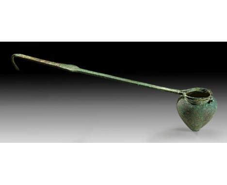 Bronzenes Simpulum. Frühes 1. Jh. v. Chr. L 31,8cm. Typ Pescate A. Grüne Patina, kleine Fehlstellen, sonst aber in guter Erha