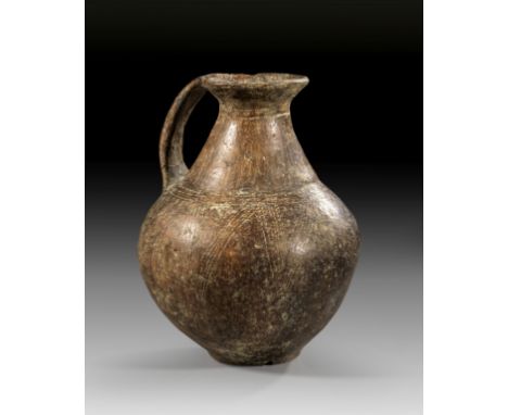 Frühetruskische Kegelhalskanne. 2. Hälfte 8. bis frühes 7. Jh. v. Chr. H 22,6cm, ø Körper 17,6cm. Braunes Impasto mit eingedr