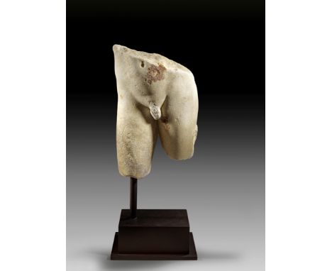 Torso eines Epheben. Römische Kaiserzeit, 1. Jh. n. Chr. H 37,5cm. Weißer, feinkristalliner Marmor. Erhalten ist der Hüft- un