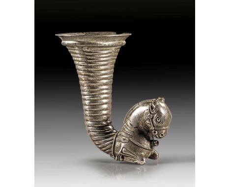 Achämenidisches Pferdeprotomenrhyton. ca. 5. - 4. Jh. v. Chr. H 16,5cm, L ca. 18,5cm. Corpus mit trichterartigem, quergerippt
