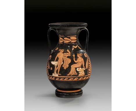 Apulische Pelike. Um 350 v. Chr. H 32cm, ø Körper 20,3cm, ø Mündung 16,9cm, ø Fuß 12,1cm. Rotfigurig mit weißen und gelben De