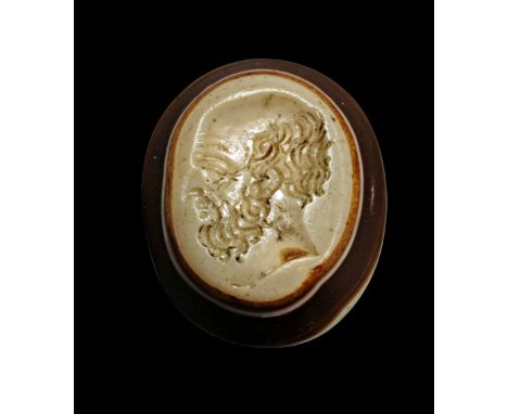Lagenachat mit Philosophenporträt. 19. - 20. Jh. H 1,3cm. Mehrschichtiger Langenachat, auf dem hochovalen Intaglio Porträt ei