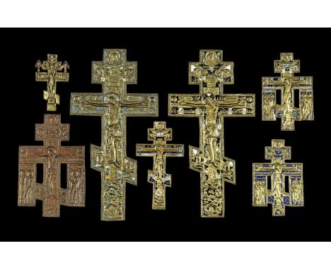 Sammlung von Kruzifixen. Russland, 19. Jh. Zwei massive Kreuze sowie weitere 5 kleinere Stücke. H 13 bis 38cm. Bronzeguss, te