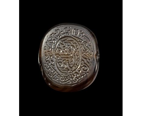 Stempelsiegel mit Inschrift. Islamisch, Ende 9. - Anfang 10. Jh. n. Chr. H 1,4cm, L 2,4cm. Achat, halbkugelig mit Querbohrung