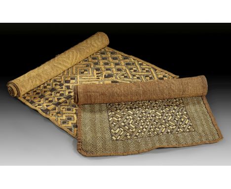 Zwei Raffia-Gewebe. Kuba-Bushoong, D. R. Kongo. 215 x 55cm (Raffia) und 172 x 60cm (Raffia-Plüschgewebe). Raffia-Gewebe teilw