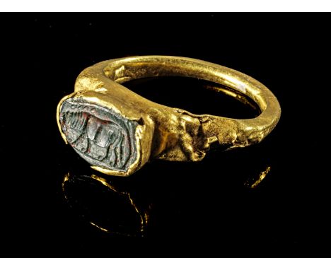 Goldring mit Heliotrop-Gemme. Römisch, 1. - 3. Jh. n. Chr. 1,90g. Ringgröße 44. Kinderring. Schmale, nach oben breiter werden