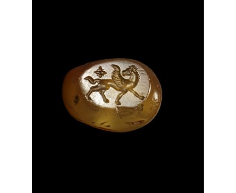 Stempelsiegel aus Achat. Sasanidisch, 5. Jh. n. Chr. H 1,7cm, B Siegelfläche 1,5cm. Ellipsoid mit Längsbohrung. Auf der Siege