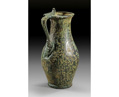 Römische Bronzekanne. 1. Jh. n. Chr. H 20,9cm. Henkel mit vegetabilem Dekor. Dunkle Patina, restauriert mit Ergänzungen. Prov