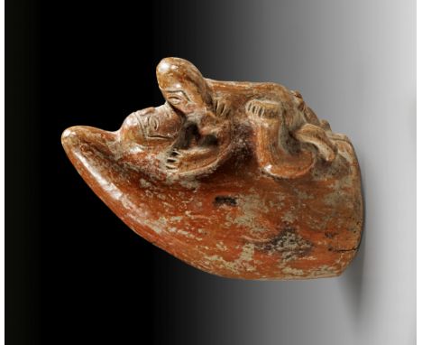 Erotisches Paar auf einem Rohrfloß. Moche, 400 - 500 n. Chr. L 15,5cm. Ton mit rötlichem Überzug und Resten schwarzer Bemalun