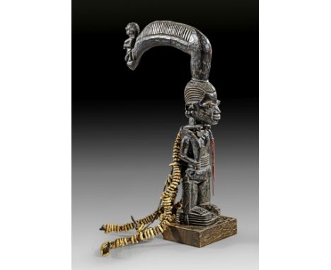 Kultfigur für Eshu aus Holz. Yoruba, Nigeria. H 43cm. Stehende Figur des Trickstergottes Eshu, schwarz gefärbt mit übergroßem