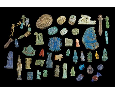 Sammlung von kleinen Fayencen und Amuletten. Ptolemäische und römische Zeit, ca. 332 v. Chr. - 1. Jh. n. Chr. a) L 0,8 - 1,9c