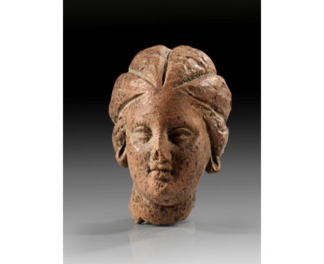 Kleiner Kopf eines Mädchens. Magna Graecia, Ende 4. - 3. Jh. v. Chr. H 5,4cm. Rötlicher Ton. Details in Kaltarbeit. Köpfchen 