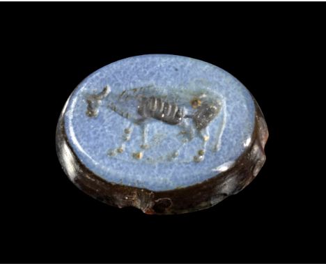 Gemme aus Lagenachat. Römisch, 1. - 2. Jh. n. Chr. B 1,2cm. Zweischichtiger Lagenachat, auf dem querovalen Intaglio eine steh