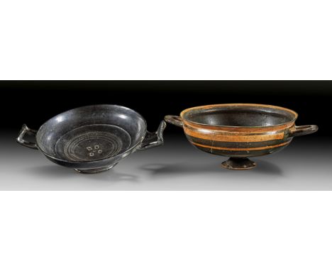 Zwei griechische Trinkschalen. a) Ionische Schale mit Liniendekor. 600 - 550 v. Chr. H 7,1cm, B 21,9cm, ø 16cm, ø Fuß 4,7cm. 