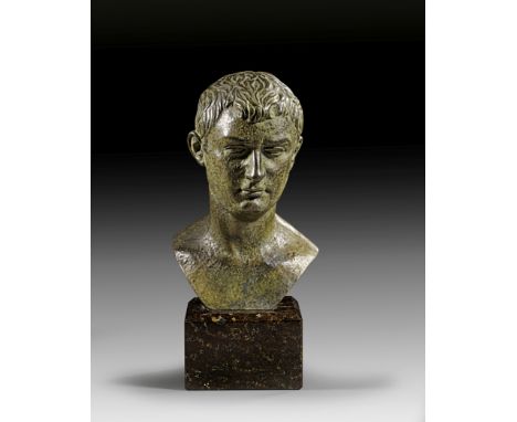 Bronzebüste des Agrippa Postumus (?). Wahrscheinlich 19. Jh. H ca. 18cm. Hohlguss. Neuzeitliche Kopie eines römischen Porträt