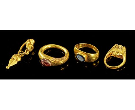 Sammlung Goldschmuck. Römisch, 2. - 3. Jh. n. Chr. a. 2,50g, Ringgröße 42-43. Schmale, nach außen konvexe, hohle, nach oben b