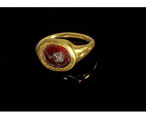 Goldring mit männlichem Kopf. Römisch, 1. - 2. Jh. n. Chr. 1,98g. Ringgröße 49-50. Schmale, nach außen konvexe, nach oben bre