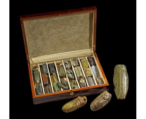Interessante Sammlung Steinamulette im archaischen Stil. China, wohl 19. Jh. und früher. Hauptsächlich Jade, Achat und Nephri