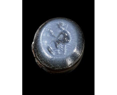 Gemme aus Lagenachat. Römisch, 1. - 2. Jh. n. Chr. H 1,5cm. Lagenachat, auf dem längsovalen Intaglio Venus Victrix, die einen