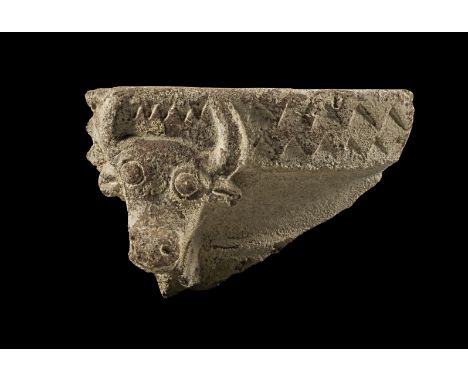 Randfragment eines Pithos mit Stierkopf. Griechisch, 7. Jh. v. Chr. H 12,5cm, B 19,1cm. Dunkelbrauner Ton. Auf Ständer montie