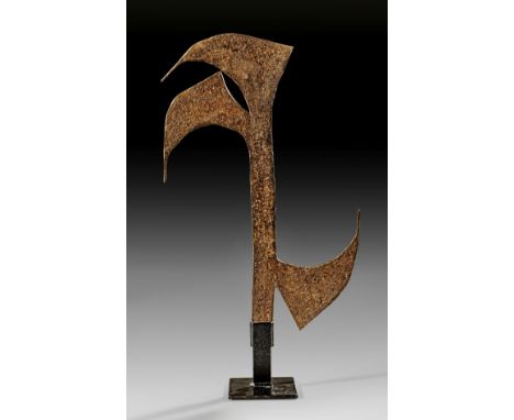 Wurfeisengeld 'woshele'. Nkutshu / Ndengese, D. R. Kongo. H 67,5cm. Flacheisen mit drei hakenförmigen Ästen. Intakt. Provenie