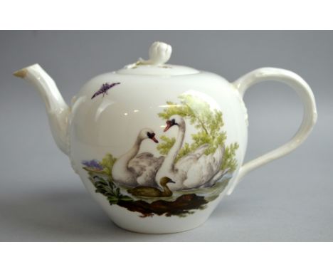 19th century Meissen globular tea pot decorated with swans and turkeys, 10cm     