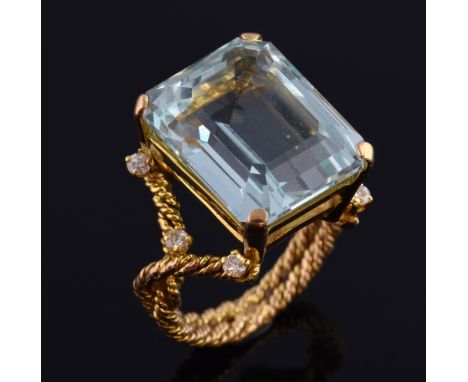 Aquamarine and diamond vintage ring, mount designed by Alan Gard in the 1970's, aquamarine of approximately 11.00 carats in r