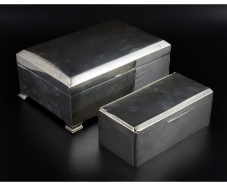 George V silver presentation cigar box with engine turned decoration on four shaped feet, by Elkington & Co. Ltd., Birmingham