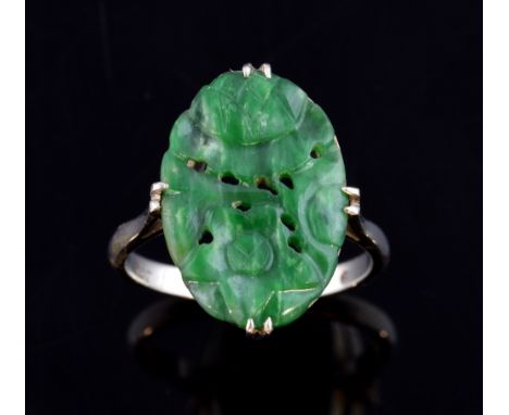 Carved jadeite jade plaque ring, in white gold, 9 ct, Ring size M-N  