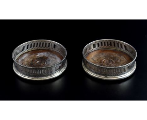 Pair of modern silver coasters with pierced and beaded decoration, maker's mark 'M&H', Birmingham, 1973, 