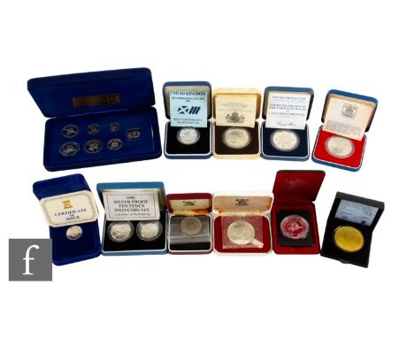 Elizabeth II - A 1986 Commonwealth games silver two pound coin, a 1992 silver proof ten pence two coin set, a 1977 crown, an 