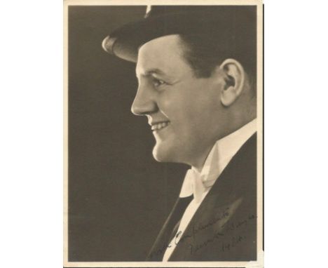 Naunton Wayne signed 7  x 5 vintage photo.  British character actor. He played Mortimer Brewster in Arsenic and Old Lace at t