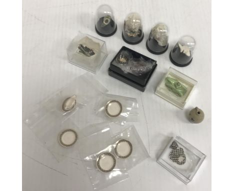 A collection of doll's house accessories to include a porcelain figure group “Harlequin and Columbine” by Trisha Street, a sp